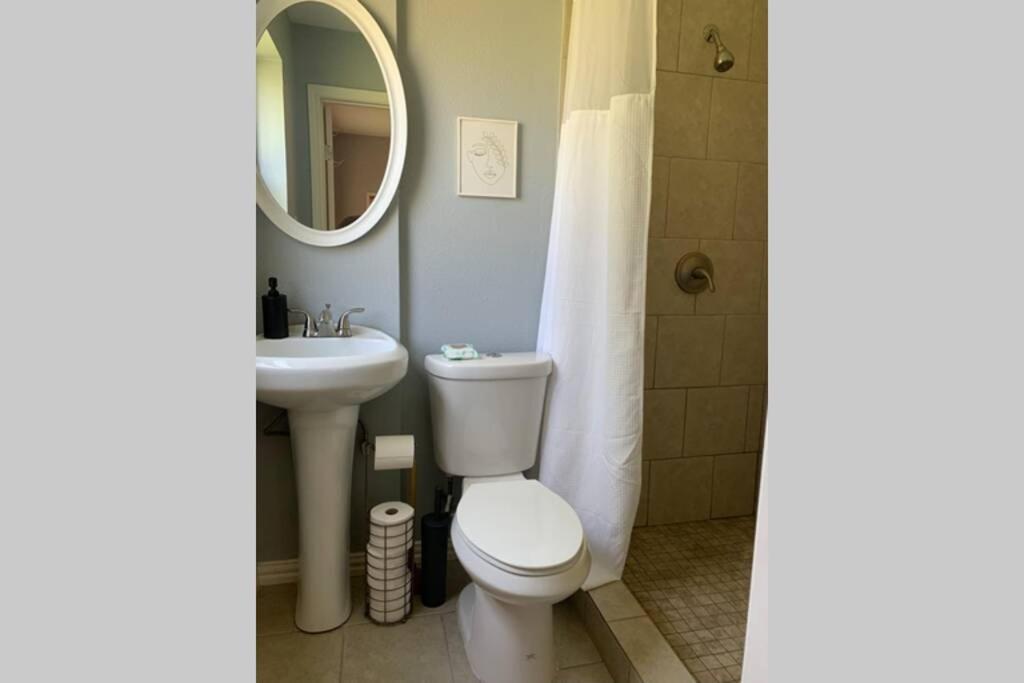 **Min Frm Dwntwn Fort Worth*Modern*Cozy*Townhome** المظهر الخارجي الصورة
